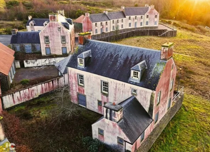 Satul-fantomă cu case noi și frumoase, unde nu locuiește nimeni: de ce a eșuat proiectul susținut de Regele Charles