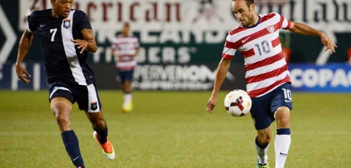 Ian Gaynair (stânga), într-un duel cu Donovan, a marcat singurul gol al naţionalei statului Belize, în partida cu SUA, de la CONCACAF Gold Cup. FOTO: Brian Murphy/Icon SMI/http://sportsillustrated.cnn.com