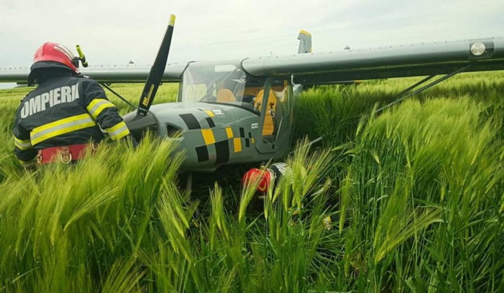 Un avion de mici dimensiuni, aterizare forțată într-un lan de grâu în Ialomița.De ce a recurs pilotul la acest gest