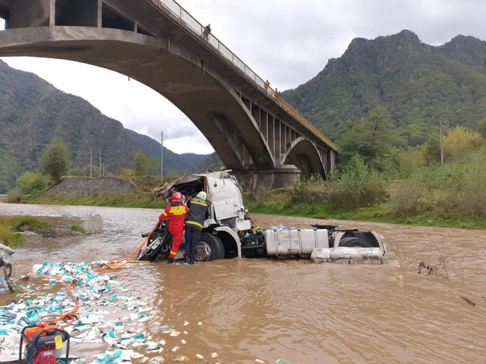 Accident pe DN 7 - Vâlcea - camion căzut în albia râului Lotru de pe un viaduct Foto Adevărul