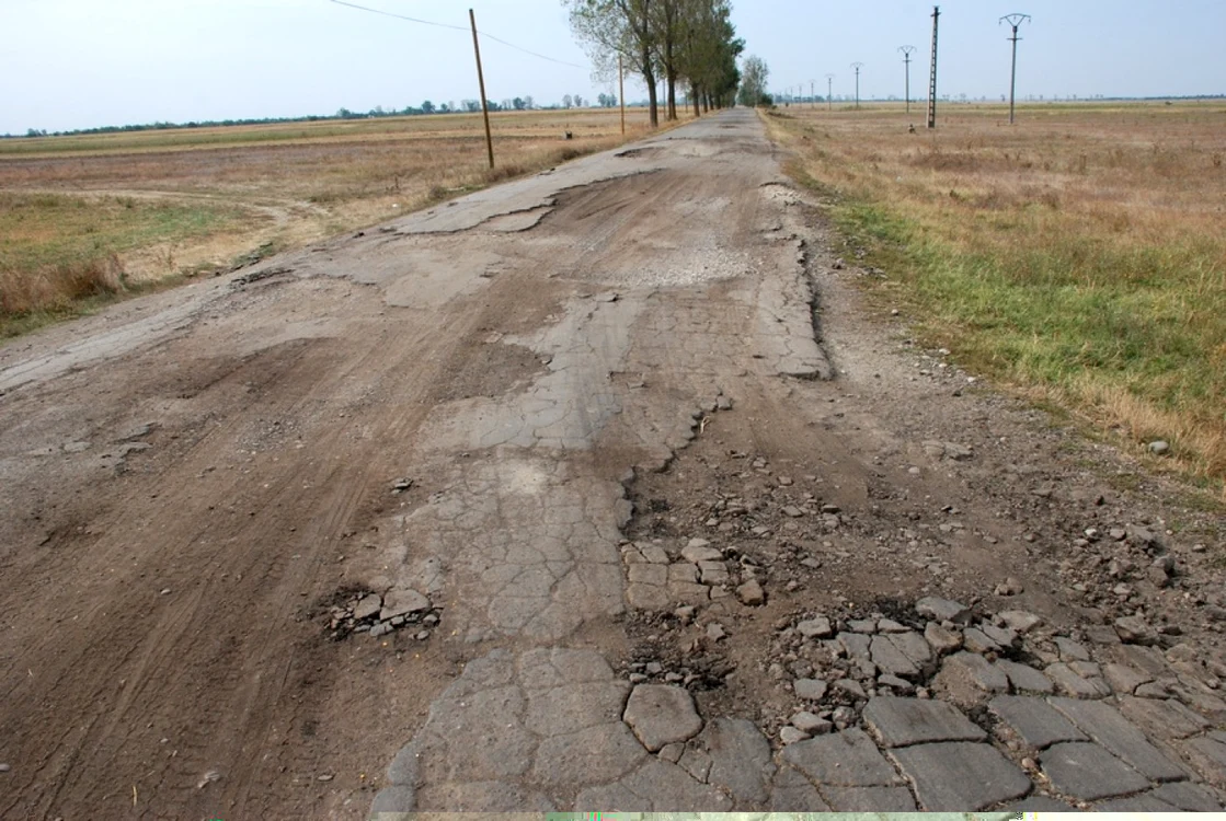 După mulţi ani de subfinanţare, drumurile judeţene brăilene au ajuns într-o situaţie extrem de precară   FOTO Florentin Coman