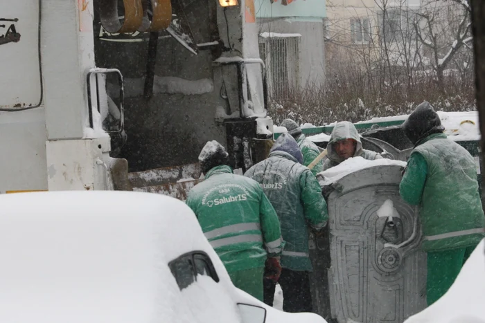 Muncitori de la Salubris Iaşi FOTO Adevărul