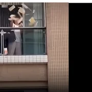 dolari aruncati de la etaj in China foto captura Youtube png