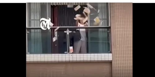 dolari aruncati de la etaj in China foto captura Youtube  png