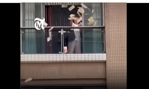 dolari aruncati de la etaj in China foto captura Youtube png