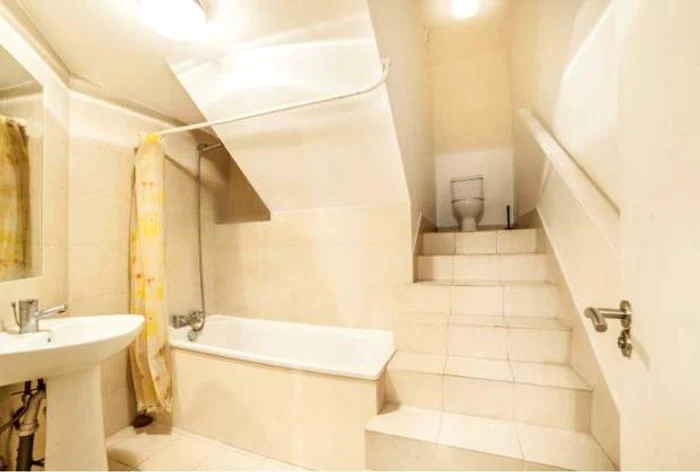 
    Oricine dorește să folosească toaleta este nevoit să urce câteva trepteFoto auctionhouselondon.co.uk  