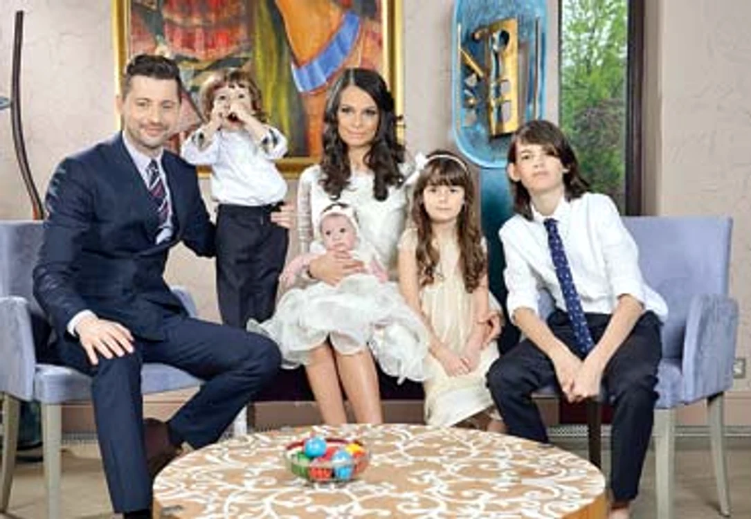 
    Adi Sînă și Anca Serea formează o familie fericită Foto: OK! Magazine  