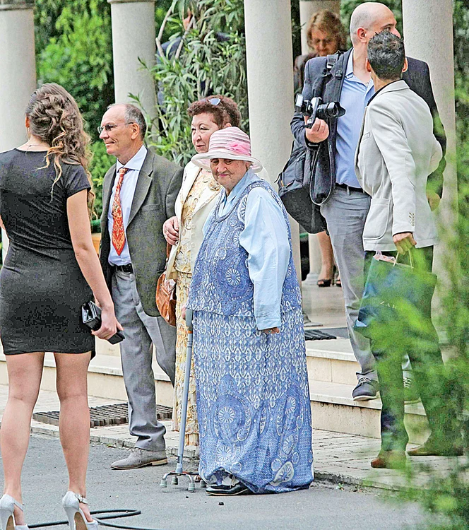Bunica  Sânzianei  a fost  întârziata  familiei