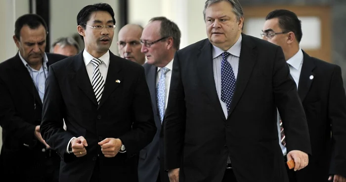 Philipp Rösler (stânga) , ministrul german al Economiei şi Evangelos Venizelos, ministrul grec de Finanţe.    FOTO Mediafax