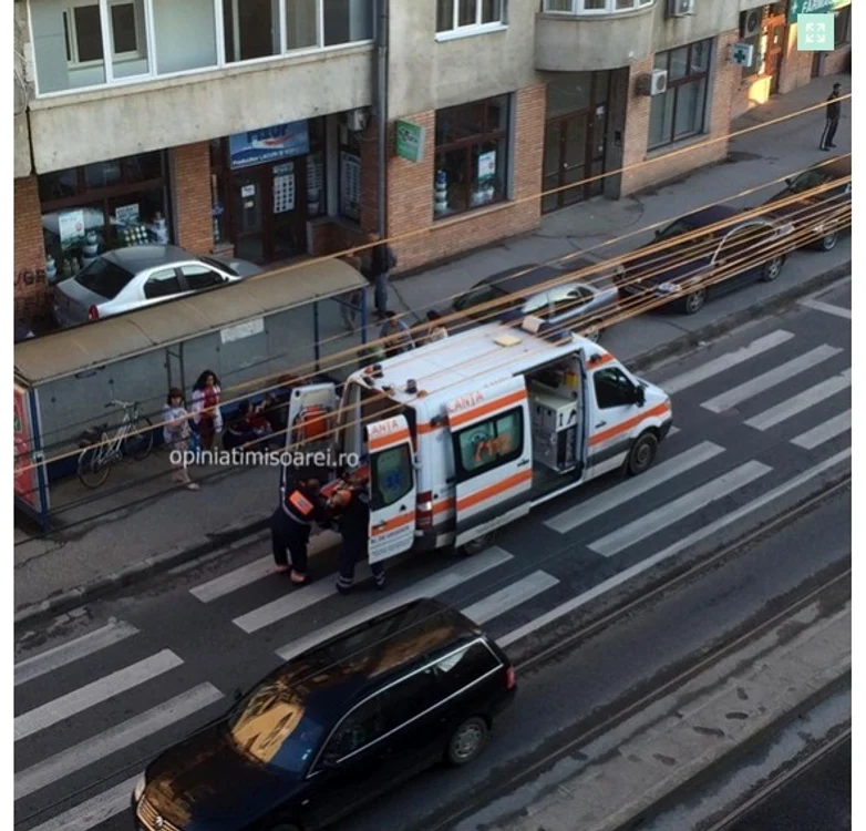 
    Ambulanța a sosit în trei minute în stația de tramvai, însă, femeia născuse deja (fotografii: opiniatimisoarei.ro)  