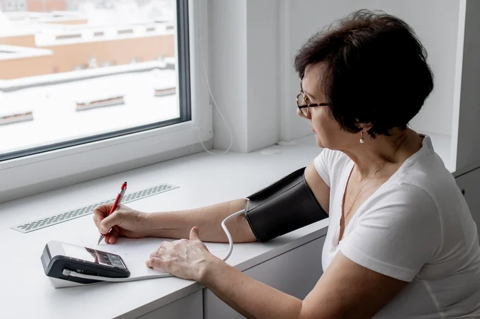 Măsurarea constantă și notarea valorilor tensionale este foarte importantă/ Sursa foto: Shutterstock