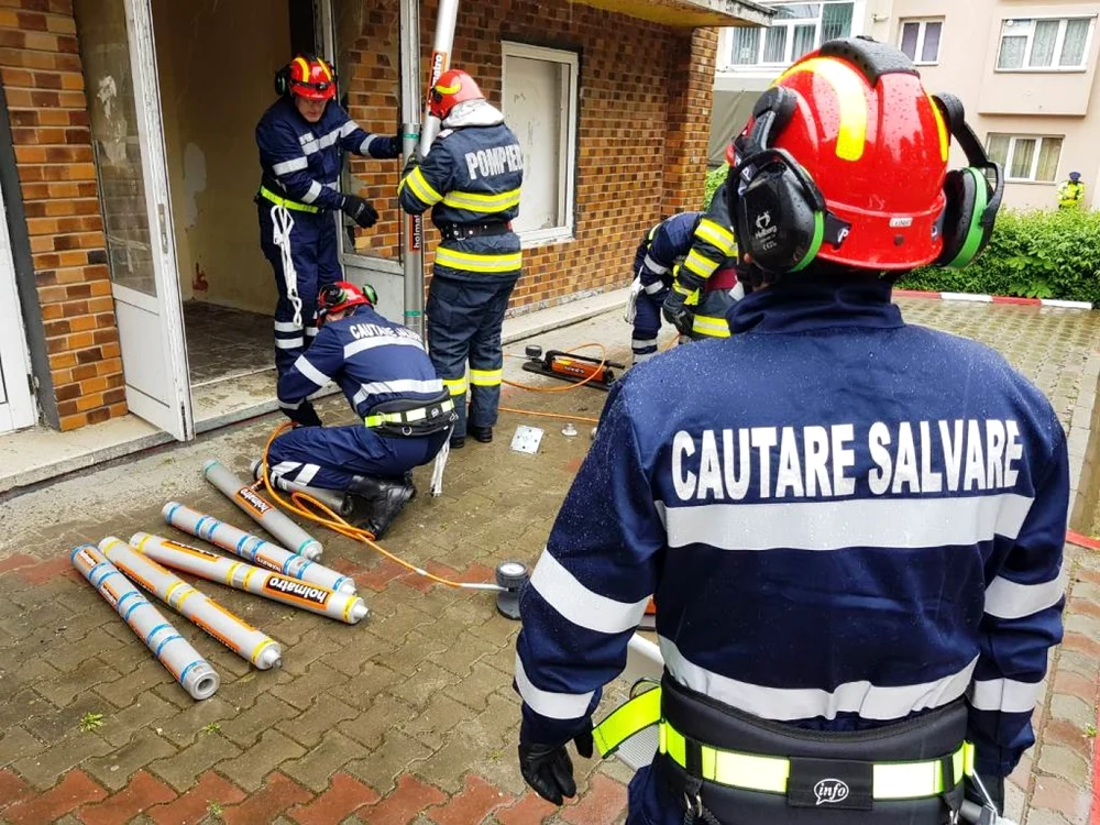 Salvatorii ISU fac frecvente simulări de intervenţie la cutremure FOTO ISU Vrancea