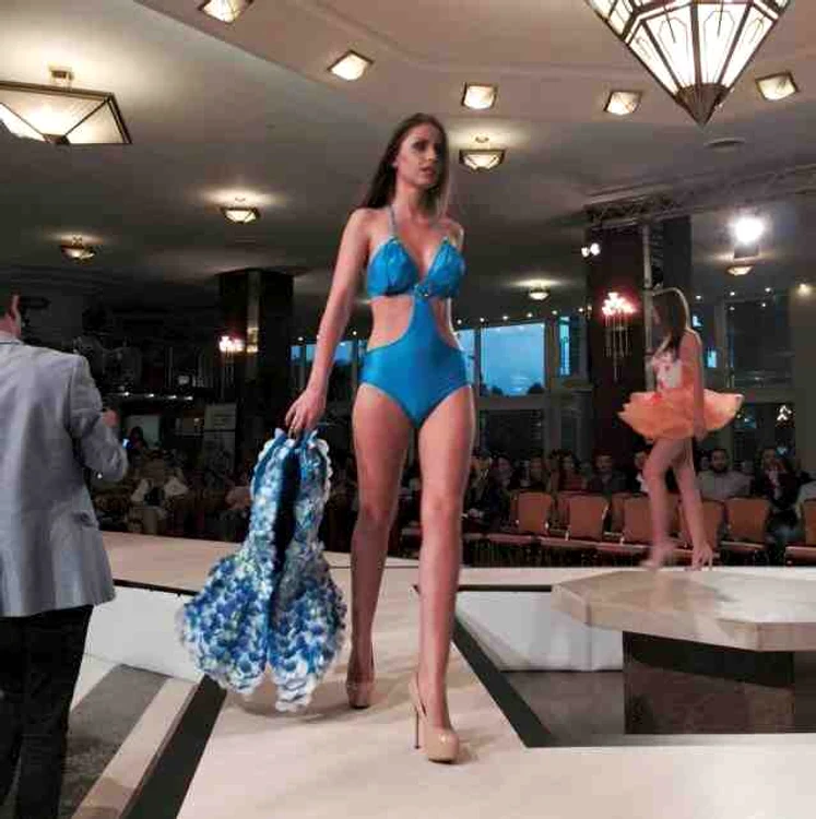Cu mişcări simple, manechinele au rămas în costum de baie