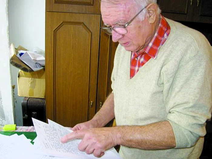 Mircea Pora studiază documentele de la CNSAS