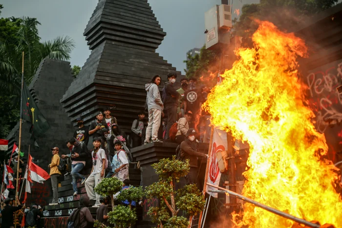 VIDEO Indonezia taie salariile parlamentarilor după proteste violente. Parlamentele, cuprinse de flăcări