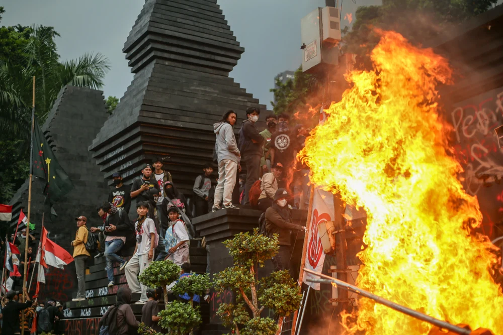 Indonezia taie salariile parlamentarilor după proteste violente. Parlamentele, cuprinse de flăcări