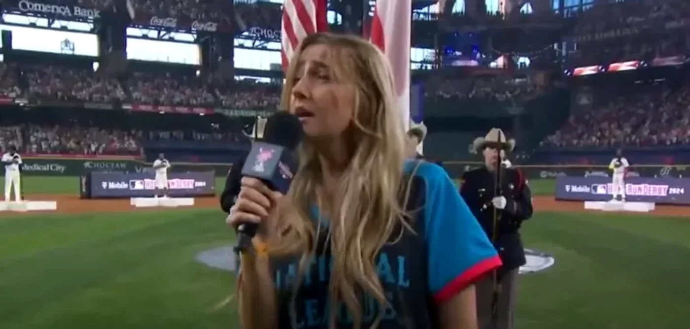 Ingrid Andress, interpretând imnul național la Home Run Derby. FOTO Matt Valvardi, captură