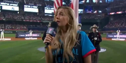 Ingrid Andress, interpretând imnul național la Home Run Derby. FOTO Matt Valvardi, captură