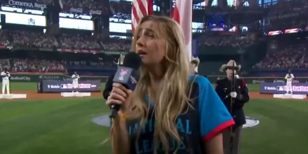 Ingrid Andress, interpretând imnul național la Home Run Derby. FOTO Matt Valvardi, captură