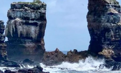 Una dintre cele mai cunoscute formaţiuni stâncoase din Insulele Galapagos s a prăbuşit în mare jpeg