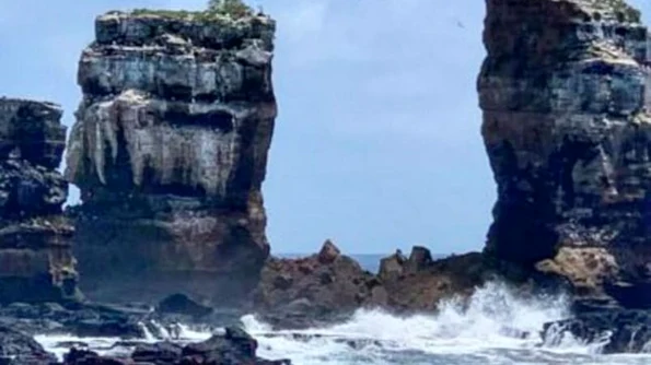 Una dintre cele mai cunoscute formaţiuni stâncoase din Insulele Galapagos s a prăbuşit în mare jpeg