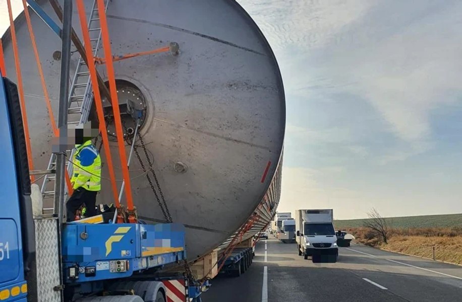 11 transporturi agabaritice îngreunează traficul rutier. Care sunt rutele