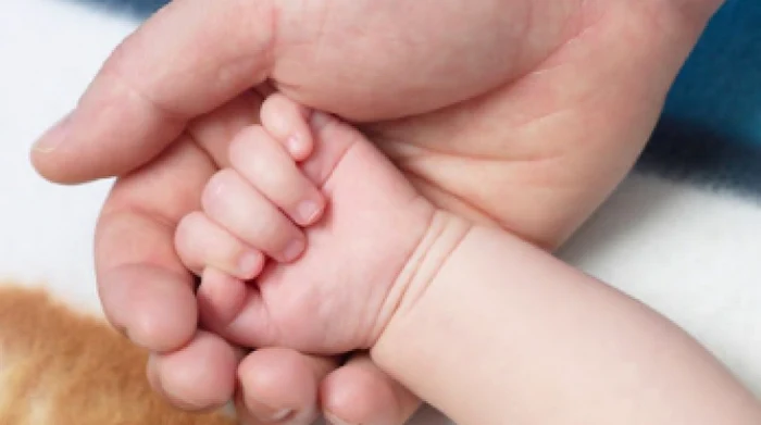 
    Bebeluşul are nu mai puţin de 6 kilograme  