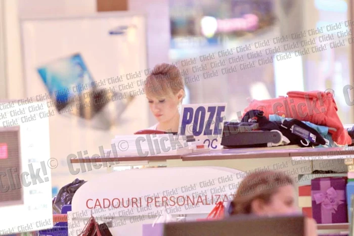 Oana Ioniţă a lăsat un morman de haine  la un magazin care  personalizează lucruri (FOTOGRAFII: BRIGADA DIVERSE)