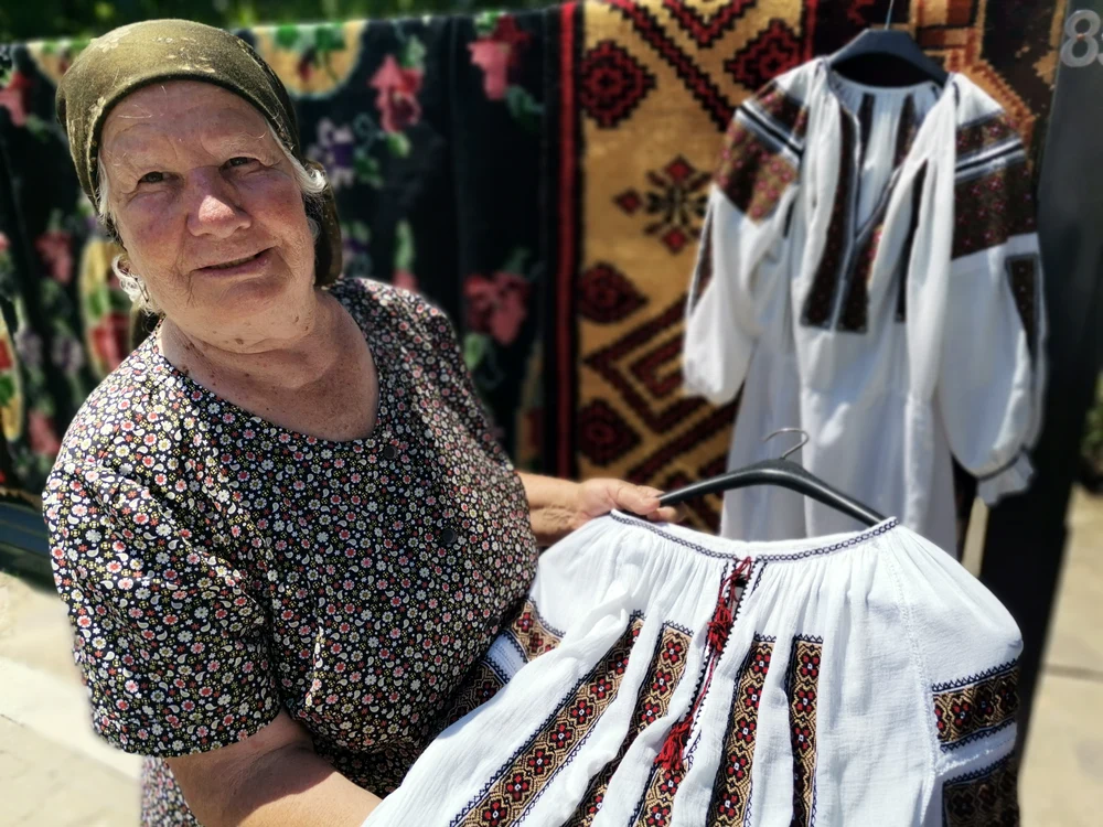 Tanti Coleta a cusut din nou modelul realizat de mama sa FOTo: Alina Mitran