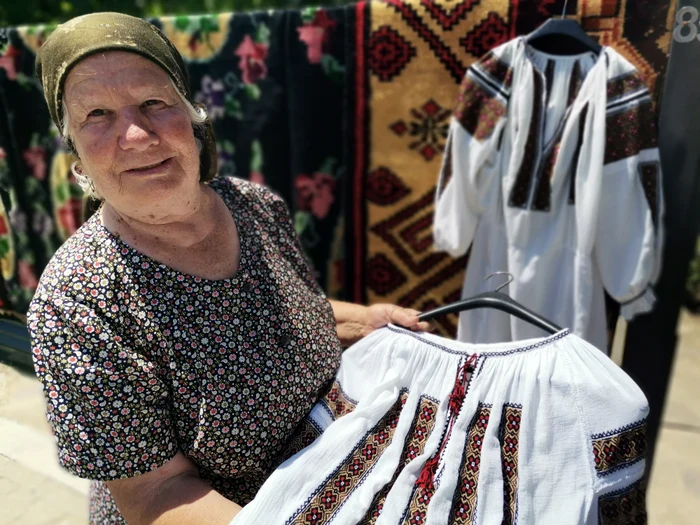Tanti Coleta a cusut din nou modelul realizat de mama sa FOTo: Alina Mitran