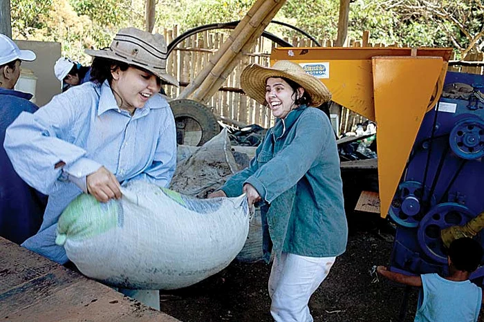 Fetele muncesc singure ogorul, deşi spun că le e greu