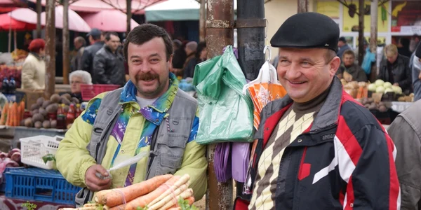 Comercianţii cred că principalul obiectiv ar trebui să fie amenajarea canalizării în pieţe