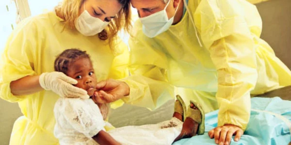 Medicii români care s-au deplasat în Haiti le-au acordat asistenţă copiilor răniţi în urma seismului  