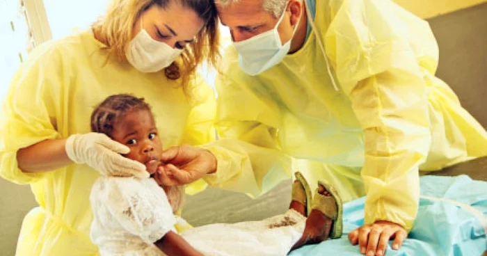 Medicii români care s-au deplasat în Haiti le-au acordat asistenţă copiilor răniţi în urma seismului