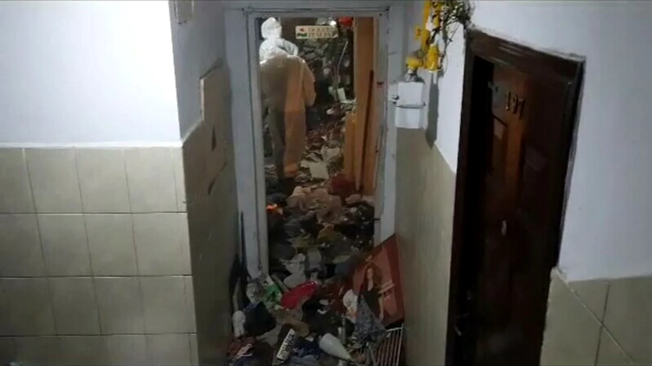 Munți de gunoaie în apartamentul femeii FOTO DGPMB