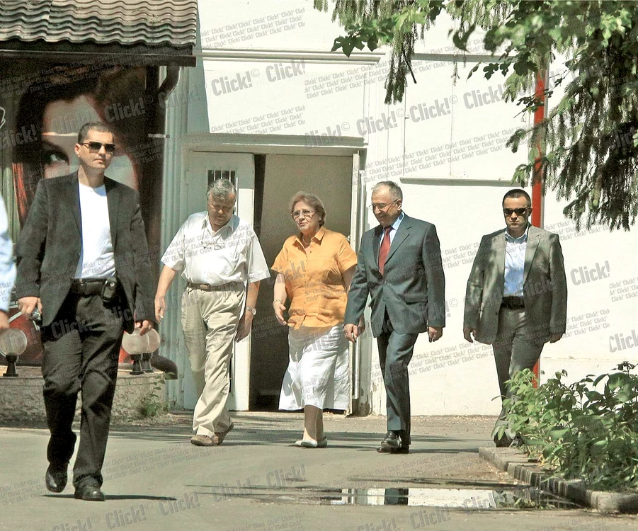 
    Ion Iliescu iese din  restaurant foarte  vesel şi vioi (Fotografii: lexar)  