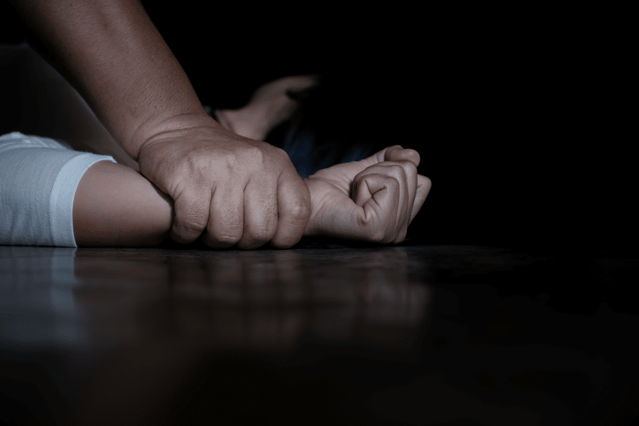 Copilă de 13 ani violată de bărbat pervers care a filmat scena. Imaginile au ajuns la părinți și la profesori