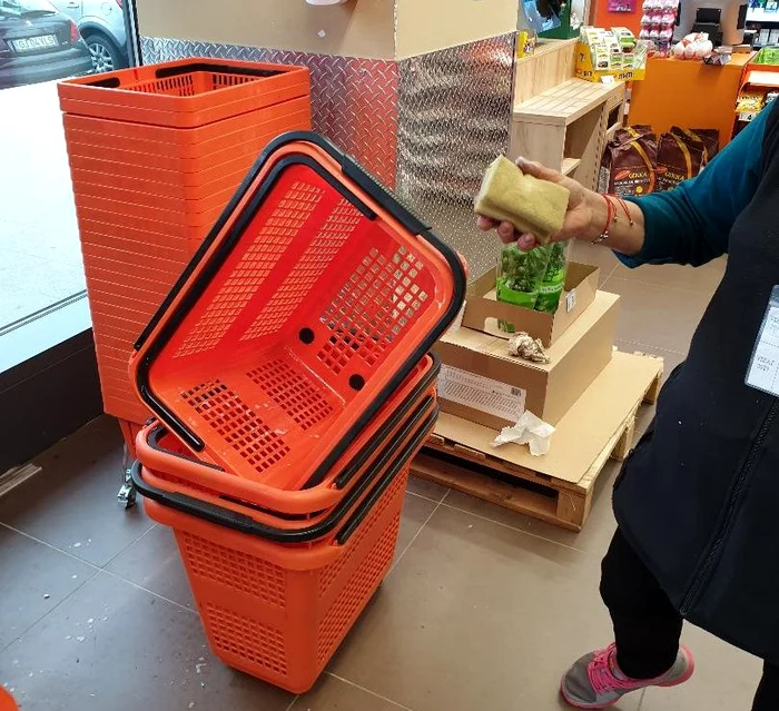 Pe coșurile de cumpărături din magazine, supermarketuri și hypermarketuri pun mâna, zilnic, mii de oameni