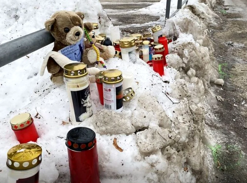 Austriecii au pus candele şi jucării de pluş la marginea drumului unde românca şi copilul ei de 5 ani au fost ucişi. FOTO Salzburger Nachrichten