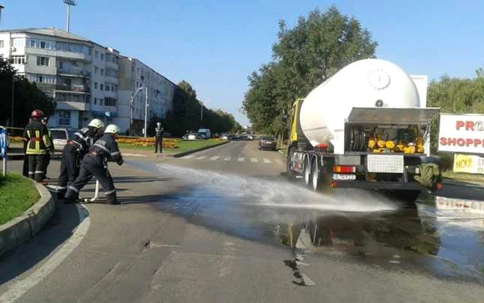 Pompierii asigură zona până la remedierea defecţiunii