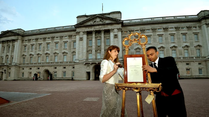 (Stânga) Ailsa Anderson