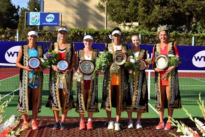 
    Irina Begu si Raluca Olaru, alaturi de celalalte finaliste din probele de simplu si dublu de la Taskent. Toate au primit cate o haina traditionala, pe langa trofeeFOTO: Facebook  