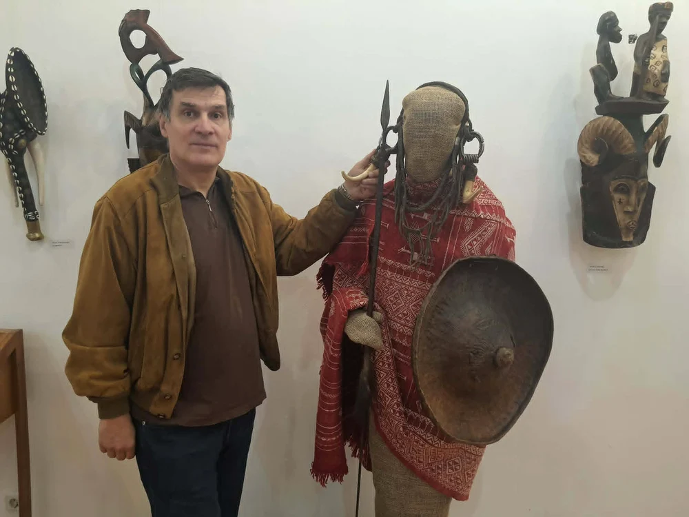 Alin Samochiș și masca războinică mursi. FOTO: Remus Florescu