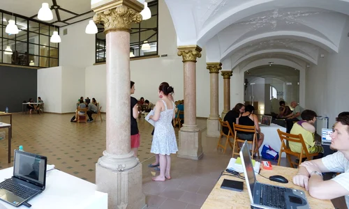 Curators' Network: despre artişti, curatori şi instituţii de artă jpeg