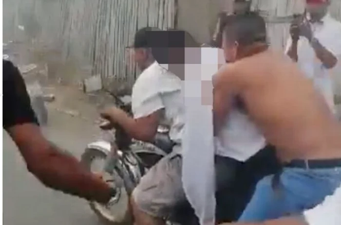 Un grup de bărbaţi din Ecuador i-au oferit unui prieten decedat recent o  ultimă plimbare cu motocicleta FOTO captură The Sun