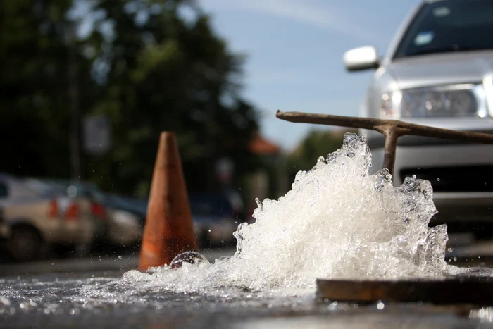 Frigul a spart ţeavă, fapt care a produs acumularea gheţii Foto: arhiva Adevărul