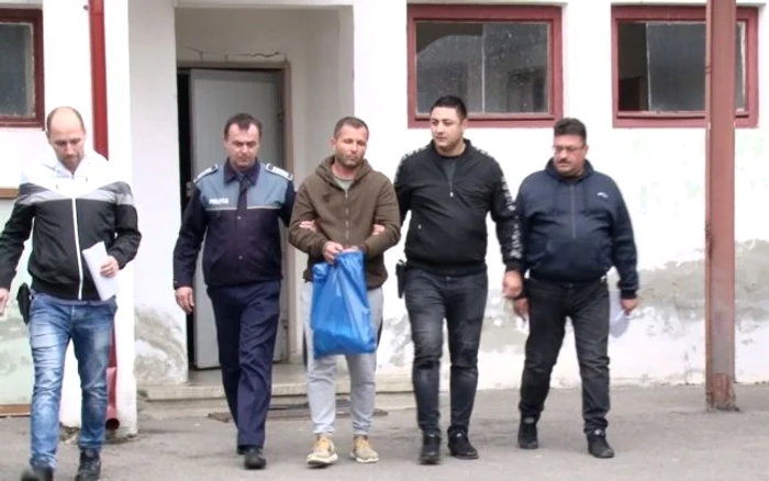 O fată de 14 ani a fost abuzată sexual de șoferul microbuzului școlar. Bărbatul de 44 de ani a fost arestat preventivFOTO: adevarul.ro