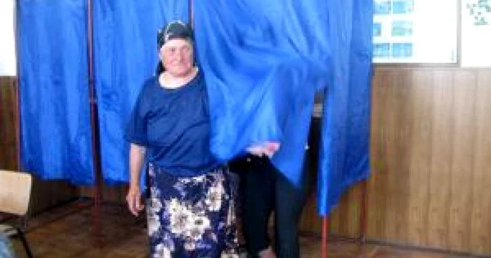 Alegătorii pot fi însoţiţi de membrii secţiilor de votare