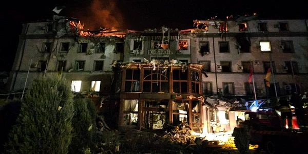 Atac rusesc asupra unui hotel din Krîvîi Rih Foto Serviciul ucrainean pentru situaţii de urgenţă jpg