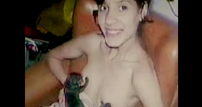 Femela Rottweiler-ul este ca o fiică pentru tânăra mamă